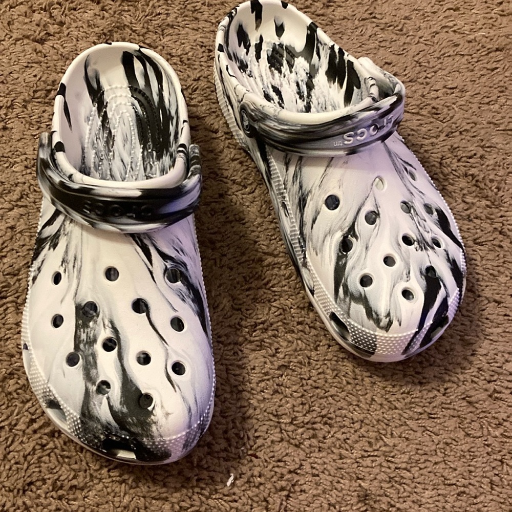 im selling black and white crocs